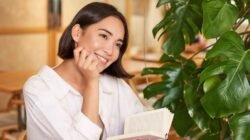 "Mengapa ada orang yang lebih senang sendiri? Simak 4 alasan psikologis mengapa mandiri dan menikmati kesendirian jauh lebih menyehatkan mental."