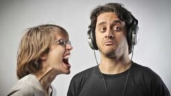 "Merasa lebih tenang saat menarik diri? Simak 4 alasan psikologis mengapa mengabaikan gangguan sosial bisa memberikan rasa aman dan menjaga kesehatan mental."