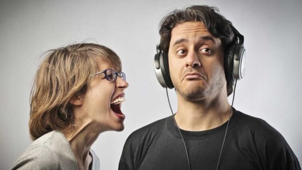 "Merasa lebih tenang saat menarik diri? Simak 4 alasan psikologis mengapa mengabaikan gangguan sosial bisa memberikan rasa aman dan menjaga kesehatan mental."