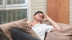 "Merasa sangat capek di Minggu malam? Kenali fenomena Sunday scaries dan faktor psikologis yang membuat akhir pekan Anda terasa lebih melelahkan dari hari biasa."