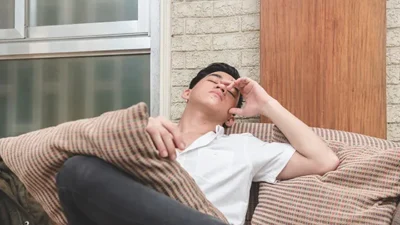 "Merasa sangat capek di Minggu malam? Kenali fenomena Sunday scaries dan faktor psikologis yang membuat akhir pekan Anda terasa lebih melelahkan dari hari biasa."