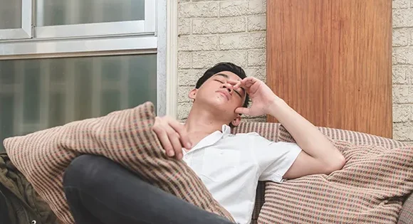 "Merasa sangat capek di Minggu malam? Kenali fenomena Sunday scaries dan faktor psikologis yang membuat akhir pekan Anda terasa lebih melelahkan dari hari biasa."