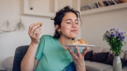 "Ternyata bukan sekadar pemilih! Simak 5 alasan psikologis kenapa ada orang yang cuma pengen makan masakannya sendiri, mulai dari kebutuhan kontrol hingga koping stres."