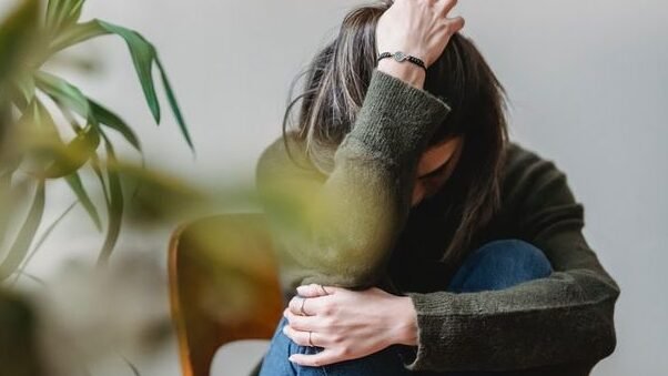 "Mengapa seseorang mendiamkan Anda saat konflik? Pahami 5 alasan silent treatment secara psikologis, mulai dari perlindungan diri hingga kontrol emosi."