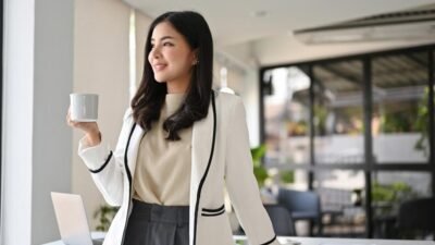 "Mengapa seiring bertambahnya usia kita lebih memilih mandiri? Simak 5 alasan logis di balik keinginan untuk tidak bergantung pada orang lain demi ketenangan batin. "