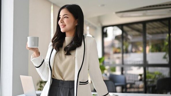 "Mengapa seiring bertambahnya usia kita lebih memilih mandiri? Simak 5 alasan logis di balik keinginan untuk tidak bergantung pada orang lain demi ketenangan batin. "