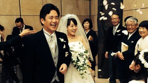 "Mengapa tamu undangan dilarang memakai baju putih saat kondangan di Indonesia? Simak alasan etika dan tradisi di balik larangan tidak tertulis ini."