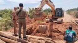 Alat berat ekskavator sedang memasang gorong-gorong untuk perbaikan Jembatan Sedawak yang dipantau oleh Camat Marau. (Dok. HO/Faktakalbar.id)