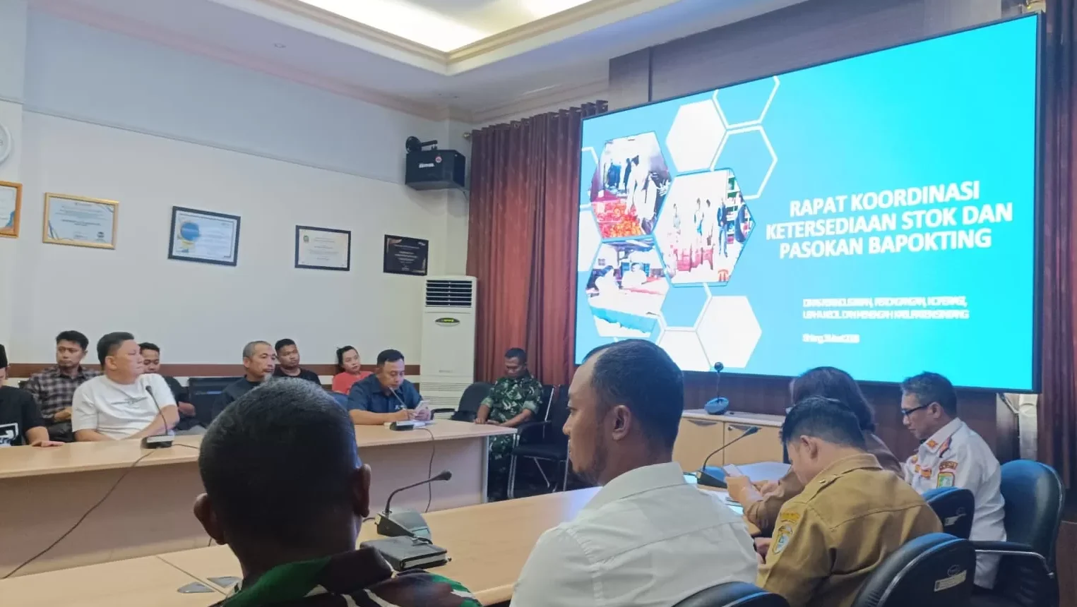 "Pertemuan Pemkab Sintang dan pengusaha mengungkap sejumlah masalah kritis jelang Idul Fitri 2026, mulai dari kelangkaan solar hingga ancaman habisnya sapi lokal. "