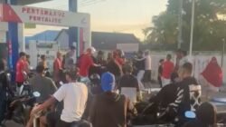 "Antrean BBM di Pontianak kian memanas hingga picu adu pukul di Sungai Rengas dan warga pingsan di Siantan. Gubernur Ria Norsan minta warga jangan panic buying. "