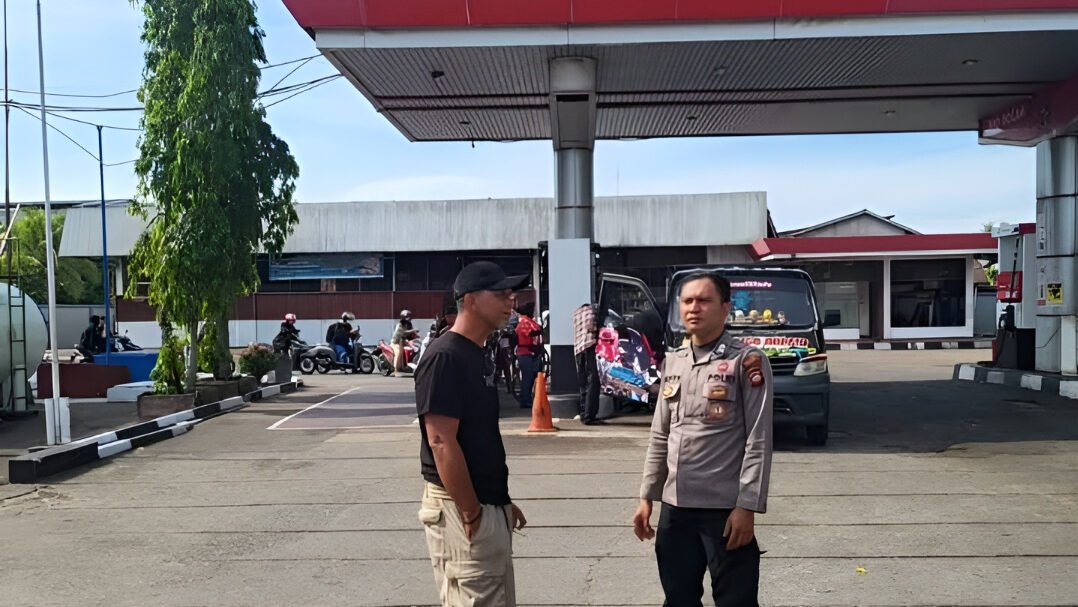 Suplai BBM ke SPBU di Kota Pontianak kembali normal pasca Lebaran. Polsek Pontianak Utara tetap gencarkan patroli guna menjaga kamtibmas. (Dok: Polsek Pontianak Utara)