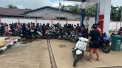 Antrean warga saat pendistribusian BBM di SPBU Kompak Meliau pasca terjadinya kekosongan stok selama tiga hari.