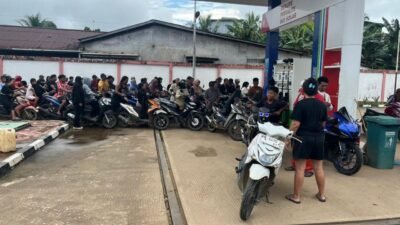 Antrean warga saat pendistribusian BBM di SPBU Kompak Meliau pasca terjadinya kekosongan stok selama tiga hari.