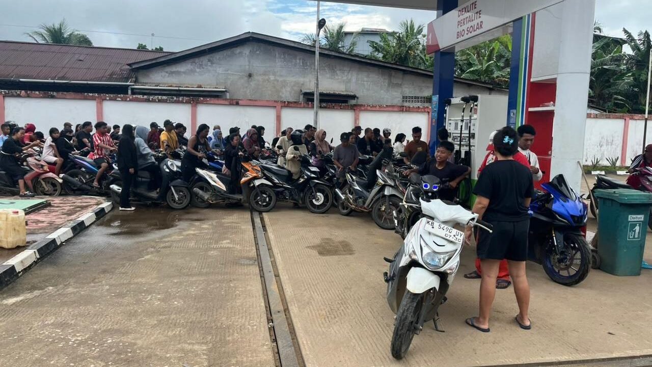 Antrean warga saat pendistribusian BBM di SPBU Kompak Meliau pasca terjadinya kekosongan stok selama tiga hari.