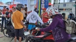 Suasana antrean kendaraan warga yang memadati salah satu stasiun pengisian bahan bakar umum di Kota Singkawang menjelang Lebaran.