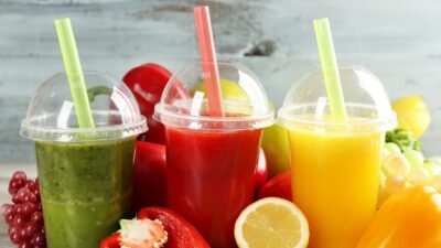 "Benarkah jus buah selalu menyehatkan? Simak fakta mengenai kandungan gula, hilangnya serat, dan cara terbaik mengonsumsi buah agar nutrisinya maksimal bagi tubuh."