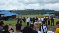 Jajaran aparat keamanan gabungan bersama otoritas bandara dan perwakilan pemerintah daerah saat melakukan pemusnahan puluhan botol minuman keras ilegal di depan Terminal Bandara Oksibil.