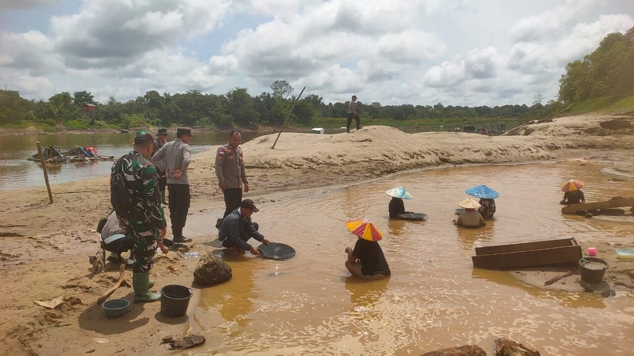 Aparat gabungan dari TNI dan Polri memantau serta memberikan imbauan kepada sejumlah warga yang sedang mendulang emas di tepi Sungai Kapuas, Dusun Patah Sandung. (Dok. HO/Faktakalbar.id)