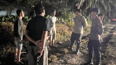 Personel kepolisian saat menggelar patroli Cipta Kondisi untuk memantau situasi kamtibmas di kawasan Dusun Balai Karangan, Kecamatan Sekayam, Kamis malam.