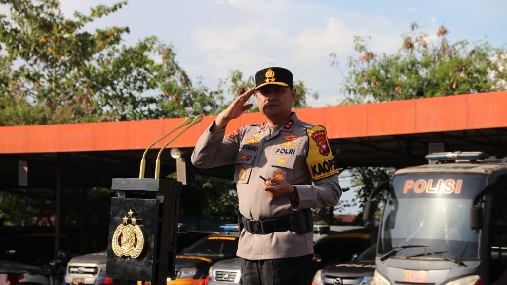 Kapolda Kalbar Irjen Pol Pipit Rismanto saat memimpin Apel Gelar Pasukan Operasi Ketupat Kapuas 2026 di Lapangan Januraga, Pontianak.