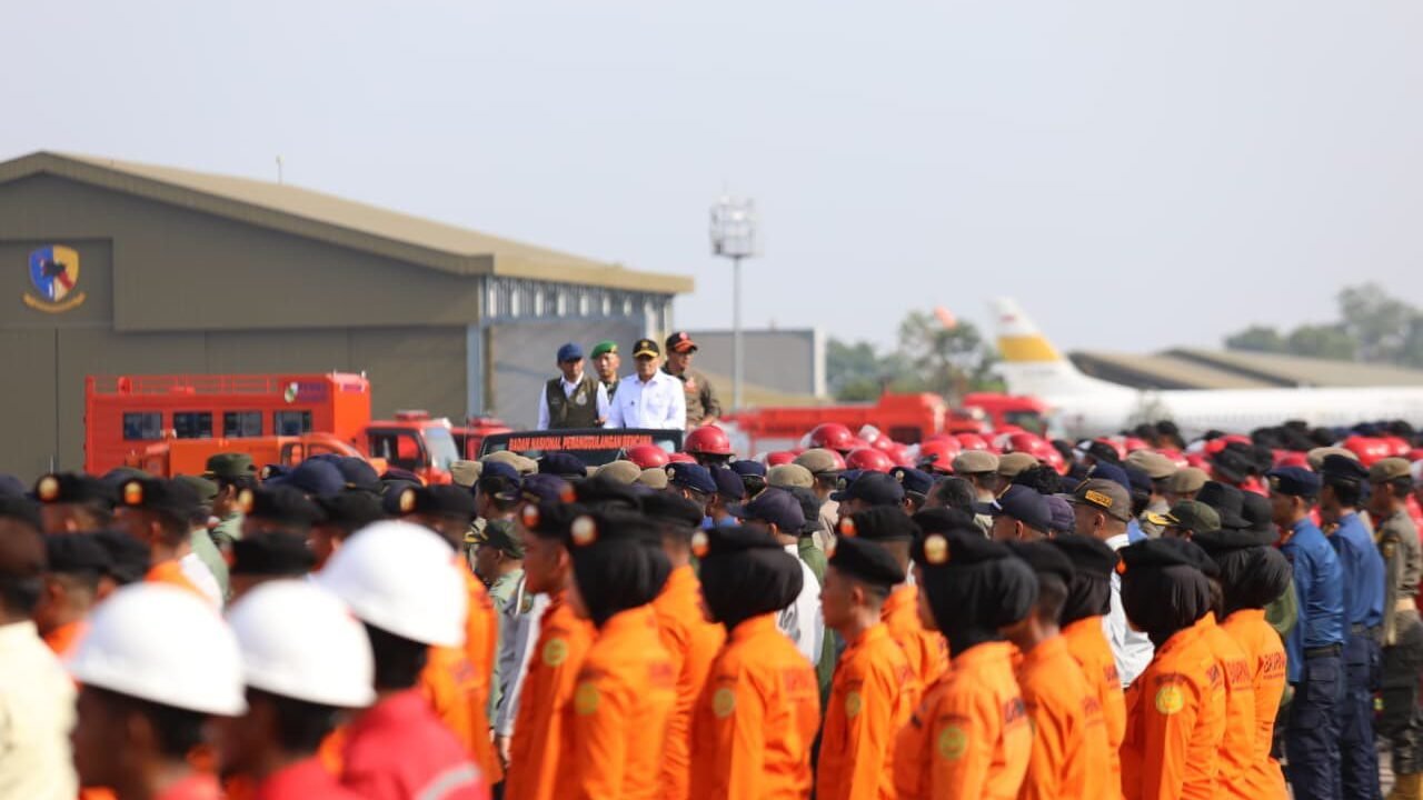 Menko Polkam Djamari Chaniago bersama Kepala BNPB Suharyanto meninjau pasukan gabungan dan alutsista saat Apel Kesiapsiagaan Karhutla di Lanud Roesmin Nurjadin, Pekanbaru. (Dok. HO/Faktakalbar.id)