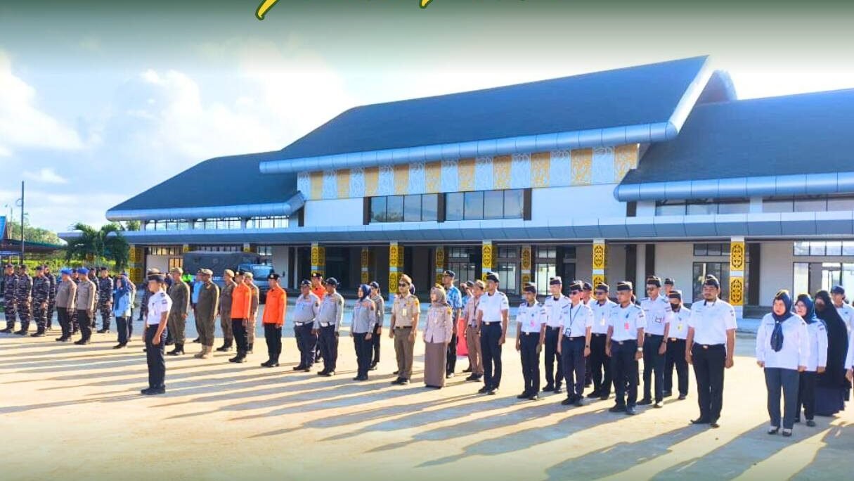 Personel gabungan saat apel pembukaan Posko Terpadu Angkutan Udara Lebaran 2026 di Bandara Rahadi Oesman Ketapang. (Dok. HO/Faktakalbar.id)
