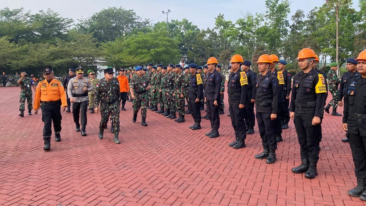 Suasana Apel Siaga Karhutla yang dipimpin langsung oleh Bupati Kubu Raya di Halaman Kantor Bupati, Kecamatan Sungai Raya, Jumat (27/3/2026) pagi.