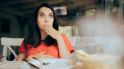 "Memahami arti kata mokel yang populer sebagai bahasa gaul saat Ramadhan, lengkap dengan asal usul dan hukum membatalkan puasa sengaja dalam Islam. "