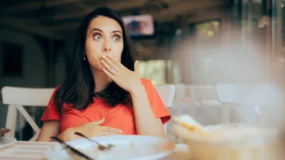 "Memahami arti kata mokel yang populer sebagai bahasa gaul saat Ramadhan, lengkap dengan asal usul dan hukum membatalkan puasa sengaja dalam Islam. "