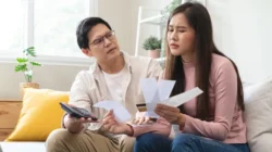 "Kenali sejarah dan asal muasal istilah sandwich generation yang pertama kali diperkenalkan Dorothy Miller serta faktor penyebab fenomena ini meluas."