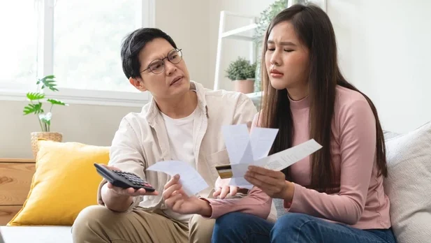 "Kenali sejarah dan asal muasal istilah sandwich generation yang pertama kali diperkenalkan Dorothy Miller serta faktor penyebab fenomena ini meluas."