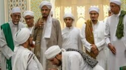 "Mengupas sejarah unik tradisi maaf-memaafkan dan halalbihalal di Indonesia. Dari zaman Nabi, Wali Songo, hingga strategi politik Soekarno yang jadi budaya nasional."