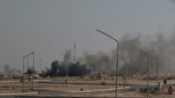 Kepulan asap hitam membubung tinggi di kawasan perkotaan Timur Tengah akibat ledakan dalam konflik bersenjata. (Dok. HO/Faktakalbar.id)