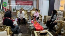 Wali Kota Singkawang Tjhai Chui Mie didampingi Asisten Pemerintahan dan Kesejahteraan Rakyat menerima audiensi pengurus DPC GMNI Kota Singkawang di Ruang Kerja Wali Kota. (Dok. HO/Faktakalbar.id)