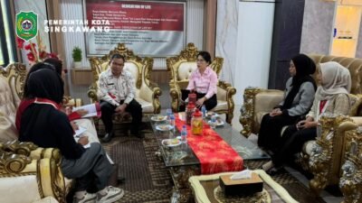 Wali Kota Singkawang Tjhai Chui Mie didampingi Asisten Pemerintahan dan Kesejahteraan Rakyat menerima audiensi pengurus DPC GMNI Kota Singkawang di Ruang Kerja Wali Kota. (Dok. HO/Faktakalbar.id)