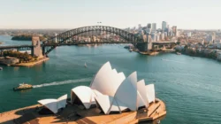 "Victoria dan Tasmania gratiskan transportasi umum akibat lonjakan harga BBM pasca penutupan Selat Hormuz. Simak kebijakan darurat pemerintah Australia."