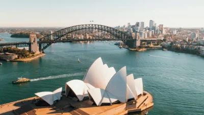 "Victoria dan Tasmania gratiskan transportasi umum akibat lonjakan harga BBM pasca penutupan Selat Hormuz. Simak kebijakan darurat pemerintah Australia."