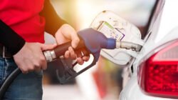 Ilustrasi - Banyak pengendara salah kaprah saat isi bensin. Simak fakta teknis mengenai kebiasaan isi BBM yang merusak mesin dan membahayakan keselamatan. (Dok. Ist)