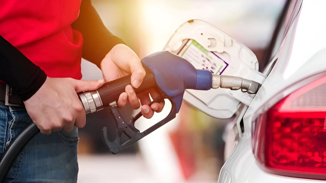 Ilustrasi - Banyak pengendara salah kaprah saat isi bensin. Simak fakta teknis mengenai kebiasaan isi BBM yang merusak mesin dan membahayakan keselamatan. (Dok. Ist)