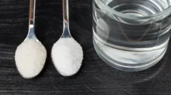 "Benarkah minum oralit saat sahur bisa cegah dehidrasi? Ahli gizi ungkap mengapa orang sehat tidak butuh oralit dan bagikan rumus minum air putih yang benar."