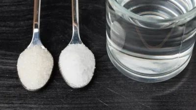 "Benarkah minum oralit saat sahur bisa cegah dehidrasi? Ahli gizi ungkap mengapa orang sehat tidak butuh oralit dan bagikan rumus minum air putih yang benar."