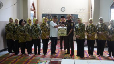 Kepala Kejati Kalbar Dr. Emilwan Ridwan beserta jajaran dan pengurus IAD saat menyerahkan bantuan paket sembako secara simbolis dalam kegiatan bakti sosial Ramadhan.