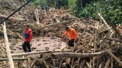 Dampak material lumpur dan tanah akibat bencana banjir bandang yang menerjang wilayah Desa Banjar, Kecamatan Banjar, Kabupaten Buleleng, Provinsi Bali.