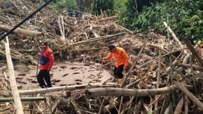 Dampak material lumpur dan tanah akibat bencana banjir bandang yang menerjang wilayah Desa Banjar, Kecamatan Banjar, Kabupaten Buleleng, Provinsi Bali.