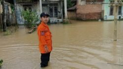 Petugas memantau kondisi banjir di wilayah Kabupaten Serang, Provinsi Banten, pada Sabtu (7/3). (Dok. BPBD Kab. Serang)