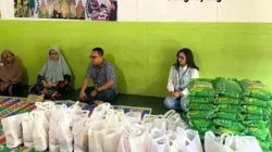Pemimpin Bank Kalbar Cabang Bengkayang Agus Purnomo menyerahkan bantuan paket sembako secara simbolis kepada anggota Posyandu Lansia Aisyiyah Bengkayang. (dok. HO/Faktakalbar.id)