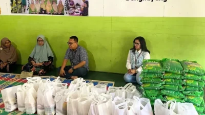 Pemimpin Bank Kalbar Cabang Bengkayang Agus Purnomo menyerahkan bantuan paket sembako secara simbolis kepada anggota Posyandu Lansia Aisyiyah Bengkayang. (dok. HO/Faktakalbar.id)