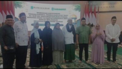 Jajaran Direksi Bank Kalbar foto bersama dengan pensiunan, pegawai, dan anak-anak yatim dalam acara buka puasa bersama di Kantor Pusat Bank Kalbar, Jalan Rahadi Usman, Pontianak. (Dok. HO/Faktakalbar.id)