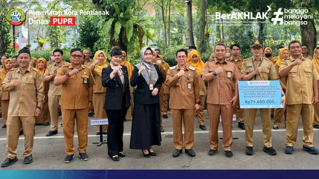 Penyerahan santunan secara simbolis dari Bank Kalbar sebesar Rp71.600.000 kepada Dinas PUPR Kota Pontianak untuk 358 petugas pertamanan. (Dok. HO/Faktakalbar.id)