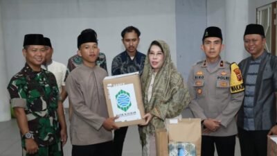 Pemimpin Bank Kalbar Cabang Singkawang menyerahkan bantuan secara simbolis dalam acara Safari Ramadhan Pemerintah Kota Singkawang di Masjid Agung Nurul Islam. (Dok. HO/Faktakalbar.id)
